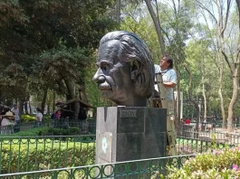 La fórmula de Albert Einstein ‘escondida’ en el Parque México: E=mc²