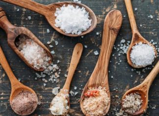 Sal rosa del Himalaya, reducida en sodio, refinada: ¿existe realmente un tipo de sal mejor para la salud?