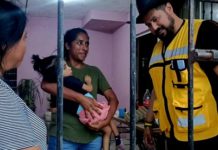 Lo reciben con bombo y música