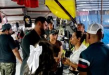 Tianguistas reciben con los brazos abiertos a Mauricio “El Caballo Negro”