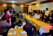 Se presenta ante los medios de comunicación “El Caballo Negro” y su planilla