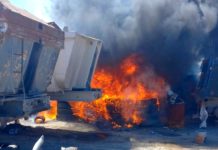 Bomberos acuden a sofocar incendio en un tráiler dejando solo daños materiales