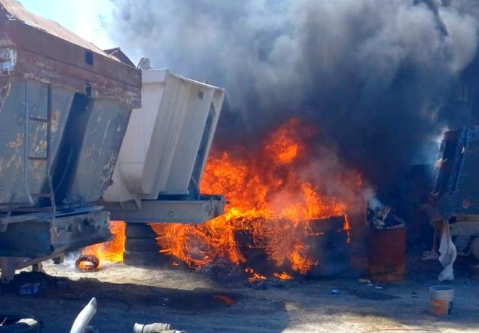 Bomberos acuden a sofocar incendio en un tráiler