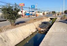 Cae unidad a dren de aguas negras y solo daños materiales