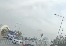 Chocan unidades en concurrida vialidad y dejan solo daños materiales
