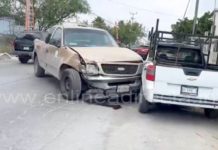 Chocan unidades y dejan cuantiosos daños materiales en colonia popular