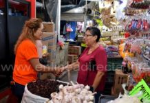 Amalia Ávalos expone sus propuestas de campaña a locatarios