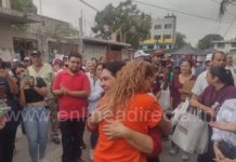 Mónica Villarreal Anaya y Amalia Ávalos se encuentran en recorrido por rodante y se dan abrazo solidario