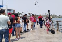 Se congregan para observar el eclipse total de sol en la Laguna del Carpintero