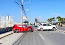 Se impactan dos camionetas en concurrido boulevard dejando solo daños materiales