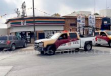 Unidad medica auxilia a persona lesionada con arma de fuego