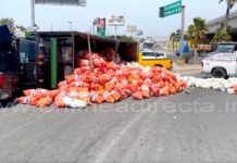 Vuelca camión cargado de cebollas dejando daños materiales y caos vial