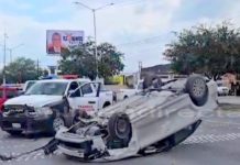 Vuelca unidad en boulevard saliendo una persona lesionada y daños materiales
