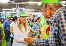 Reciben a Maki Ortiz en Tianguis de Los Muros y le aseguran su voto