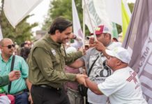 Carlos Peña Ortiz y Maki Ortiz fortalecen su vínculo con los vecinos de la Colonia Villas de Imaq