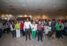 Carlos Peña y Maki Ortiz, líderes comprometidos con la educación y el desarrollo, se reúnen en una comida con amigos, acompañados por el anfitrión C.P. Víctor Hugo García Flores