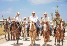 Festejan con cabalgata próximo triunfo de Carlos Peña Ortiz.