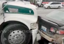 Accidente vial deja daños materiales en unidades en conflictiva rotonda