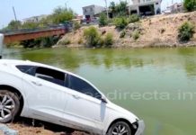 Cae unidad a canal de aguas negras dejando solo daños materiales