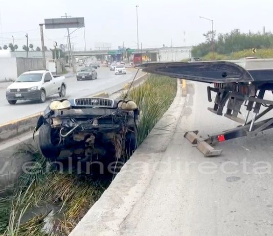Cae unidad en dren de aguas negras en libramiento Oriente