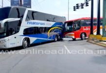 Chocan autobuses al dar vuelta en concurrido boulevard