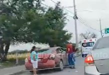 Impactan a motociclista y sale lesionado en concurrido boulevard
