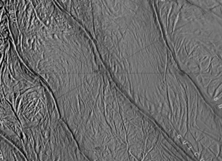 Luna de Saturno revela ‘rayas de tigre’ y océano subterráneo; analizan que exista vida