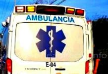 Unidad médica auxilian a persona lesionada por presunta caída