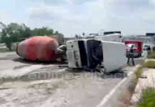 Vuelca camión sobre carretera Reynosa a Matamoros dejando daños y caos