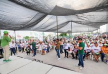 Abraza colonia Lampacitos a Carlos Peña Ortiz y Maki Esther Ortiz Domínguez para llevarlos al triunfo en las urnas