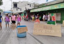 Para exigir agua vecinos bloquean calle en la colonia Arboleda