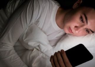 ¿Cuánto tiempo antes de dormir debo dejar de ver el celular?
