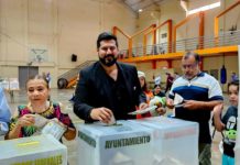 Sale a emitir su voto Mauricio de Alejandro