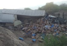 Choque de tractocamión y camioneta de redilas deja cuantiosos daños