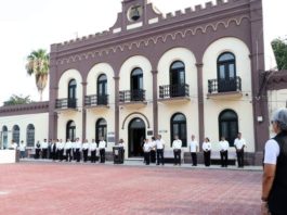 Realizan ceremonia de honores a los símbolos patrios