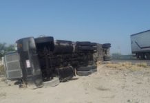 Vuelca trailer en carretera Federal a Tula dejando daños materiales