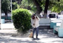 Realizan trabajos de limpieza y conservación de espacios púbicos en la plaza Servando Canales