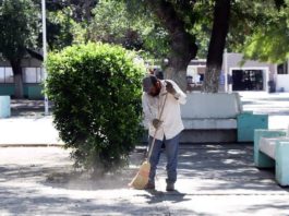 Realizan trabajos de limpieza y conservación de espacios púbicos en la plaza Servando Canales
