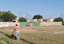 Realizan trabajos de limpieza en canchas de fútbol