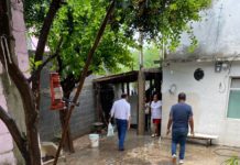 Llevan una silla de ruedas y despensa a una vecina con problemas de salud