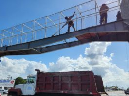Clausuran puente peatonal por riesgo a ciudadanos
