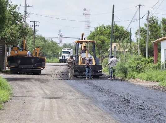 Supervisan obra de pavimentación asfáltica en calles de Camargo