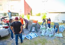 Beneficia Alcalde Carlos Peña a familias con reparto de costales