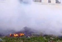 Bomberos acuden a sofocar incendio en interior de escuela que dejo solo daños
