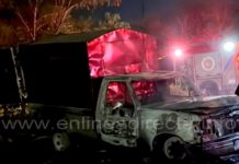 Bomberos sofocan incendio en camioneta en estacionamiento de Smart
