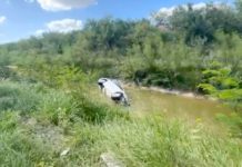 Cae unidad en canal de aguas negras “El Morillo” en la Ribereña