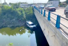 Cae unidad en canal de aguas negras en apartado sector popular