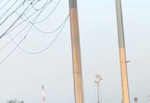 Choca unidad contra anuncio de bandera en libramiento Monterrey