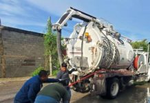 Desazolvó COMAPA drenaje sanitario en Riberas de Rancho Grande