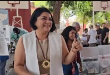 Emite su voto Úrsula Salazar